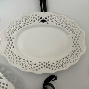 Two's Company WHITE  OVAL WALL PLATE 10.25" x 7.5" Lattice Plate